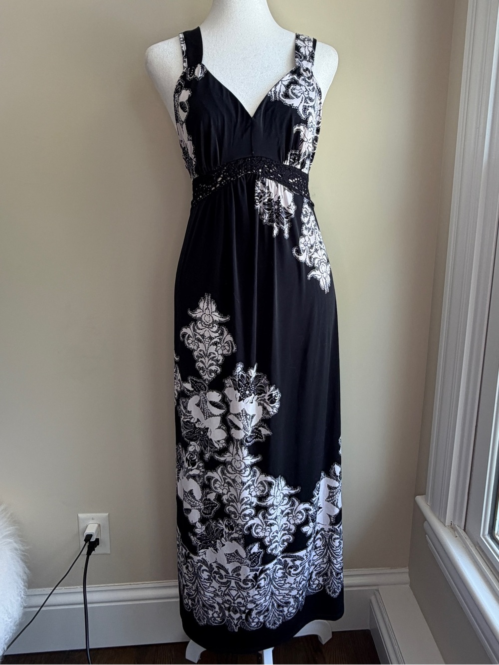 Linea Donatella Women's Medium Black and White Floral Empire Waist Maxi Dress